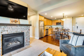 Walk to Slopes Granby Condo with Balcony!